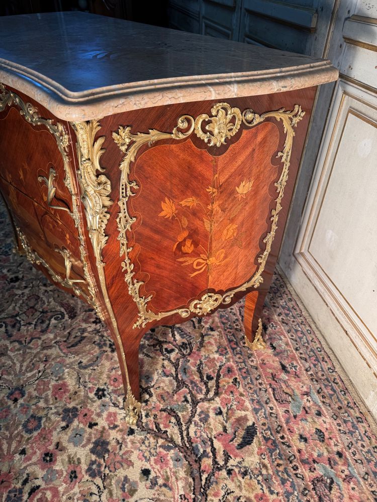 Louis XV style late 19th century chest of drawers with Chinese decor and fine bronzes