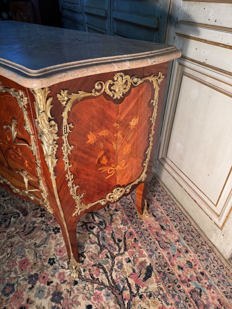 Louis XV style late 19th century chest of drawers with Chinese decor and fine bronzes