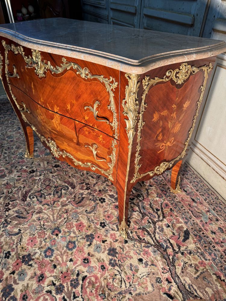 Louis XV style late 19th century chest of drawers with Chinese decor and fine bronzes