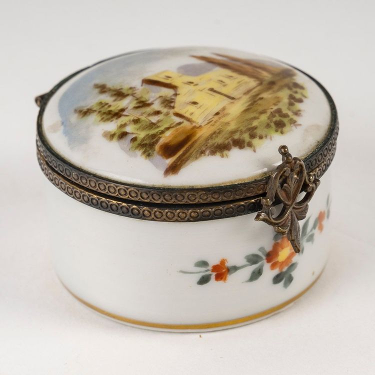 A Small Porcelain Pill Box, 20th Century