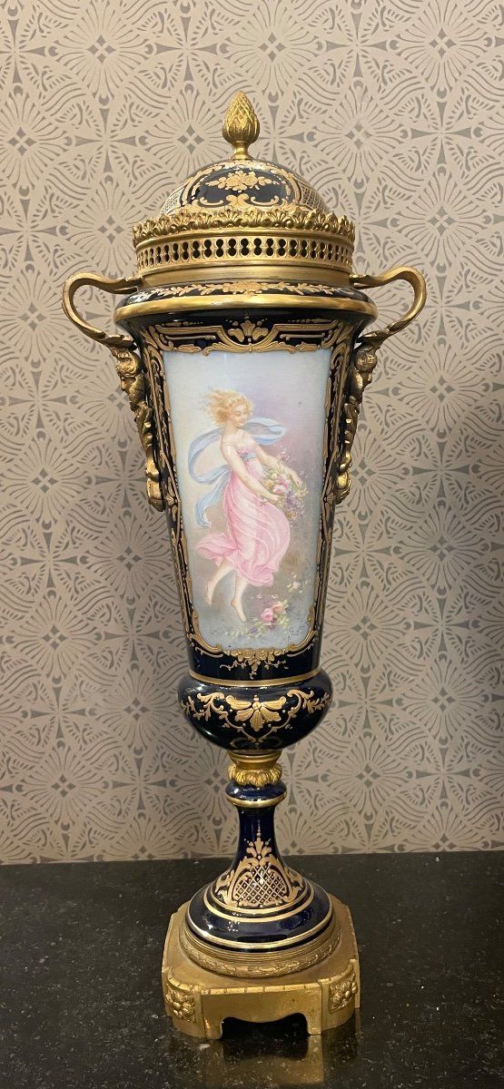 Vases En Porcelaine Bleu De Sèvres XIX Siècle