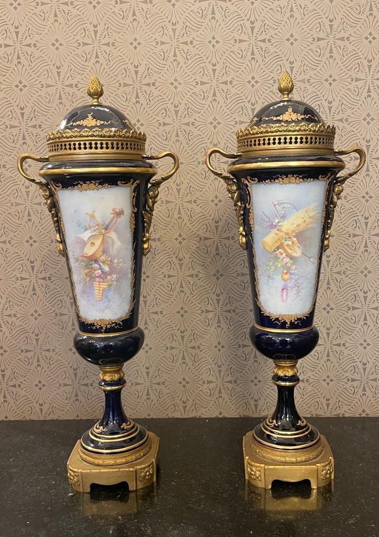 Vases En Porcelaine Bleu De Sèvres XIX Siècle