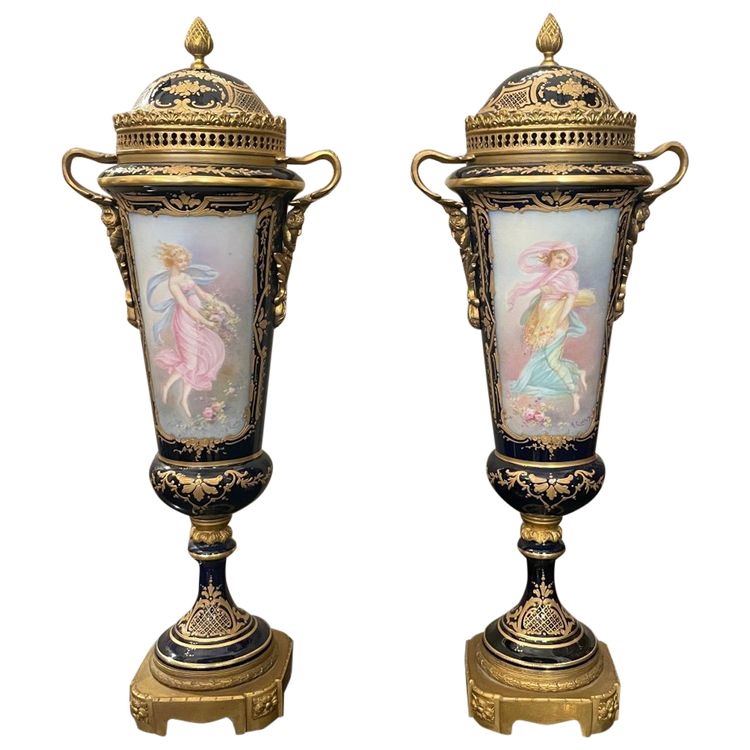 Vases En Porcelaine Bleu De Sèvres XIX Siècle