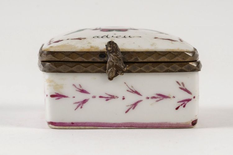 A Small Porcelain Pill Box, Early 20th Century