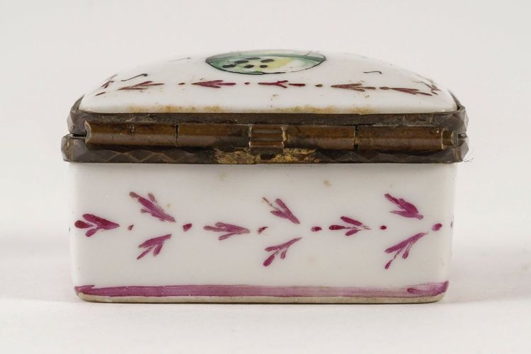 A Small Porcelain Pill Box, Early 20th Century