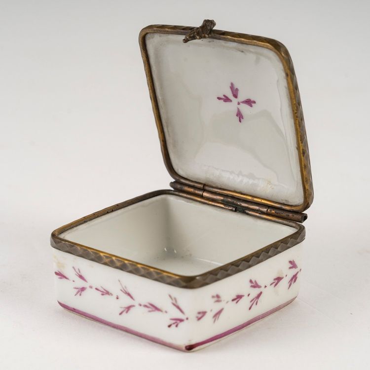 A Small Porcelain Pill Box, Early 20th Century