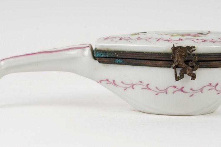 A Small Porcelain Pill Box, Early 20th Century