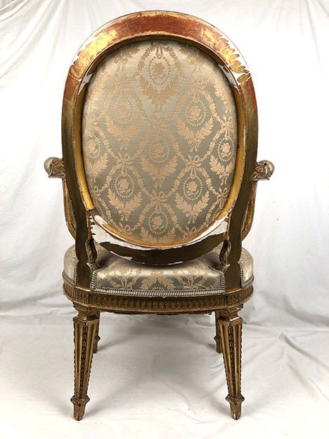 Fauteuil en bois sculpté et doré de style Louis XVI, vers 1900