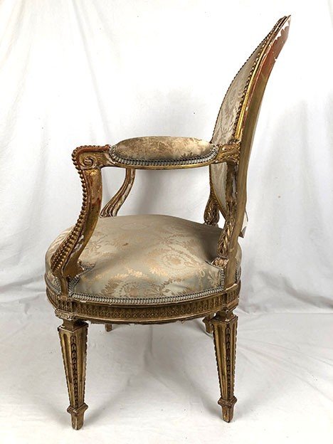 Fauteuil en bois sculpté et doré de style Louis XVI, vers 1900