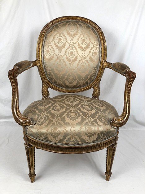 Fauteuil en bois sculpté et doré de style Louis XVI, vers 1900