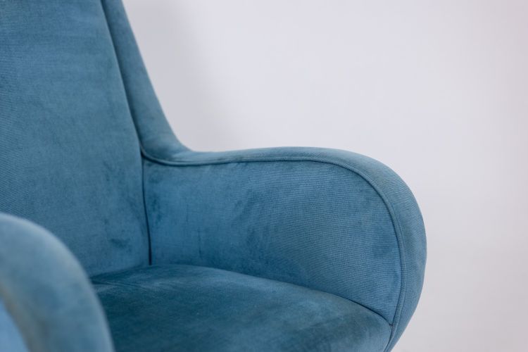 Blue velvet armchair, beech frame. Circa 1950. LS4410409A