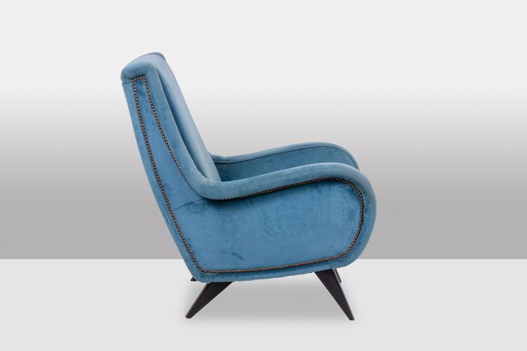 Blue velvet armchair, beech frame. Circa 1950. LS4410409A