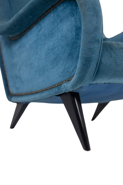 Blue velvet armchair, beech frame. Circa 1950. LS4410409A