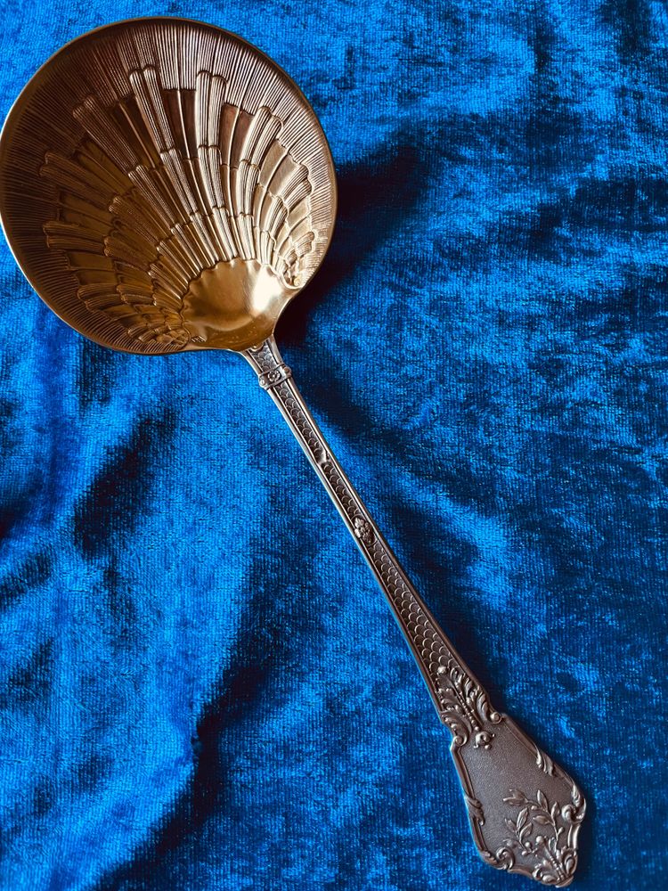 Strawberry scoop and sweet serving set.