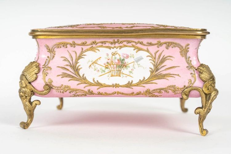 Un Coffret A Bijoux En émail Rose, Circa 1880