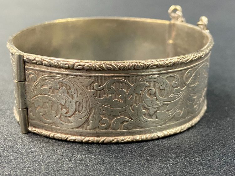 Large bracelet in sterling silver with foliate scroll decoration