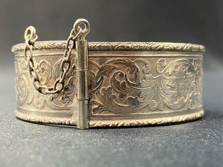 Large bracelet in sterling silver with foliate scroll decoration