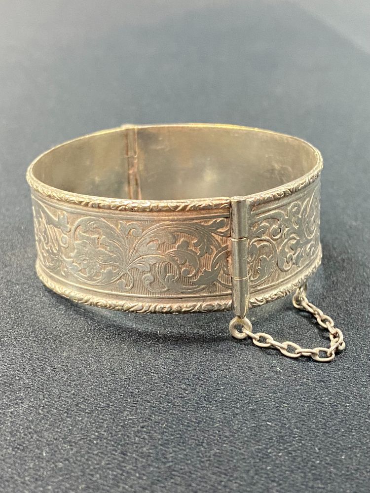 Large bracelet in sterling silver with foliate scroll decoration