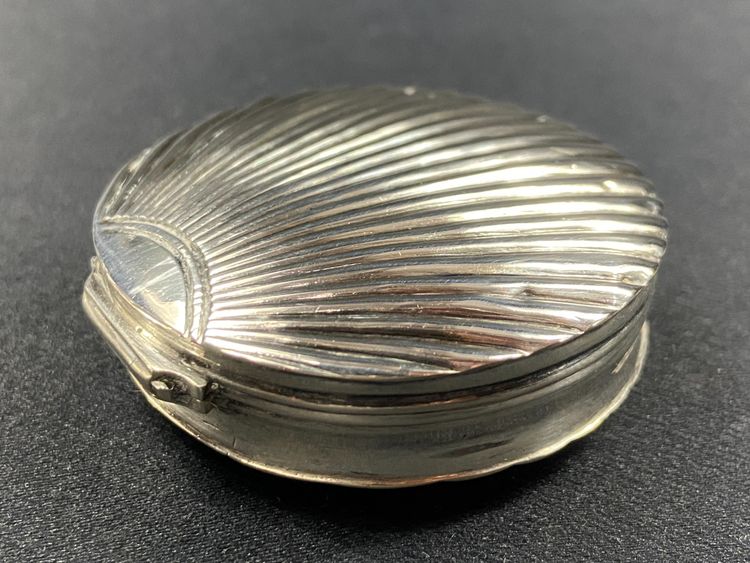 Solid silver pill box Netherlands 19th century with shell decoration