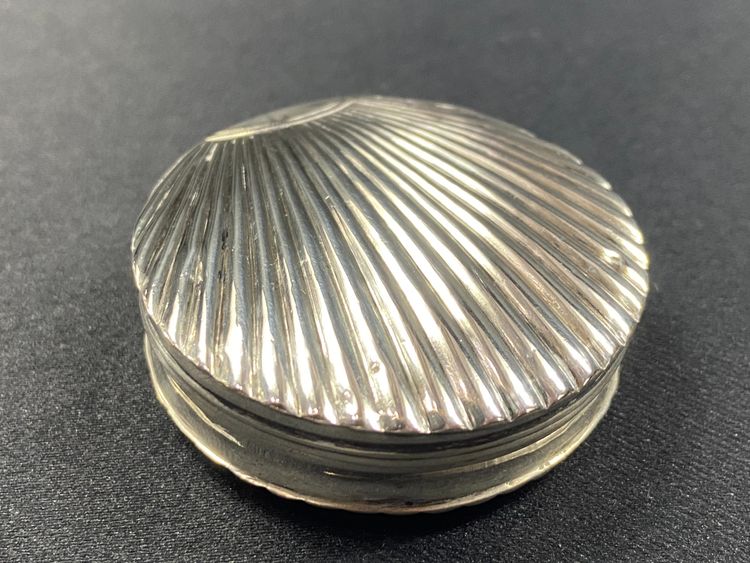 Solid silver pill box Netherlands 19th century with shell decoration