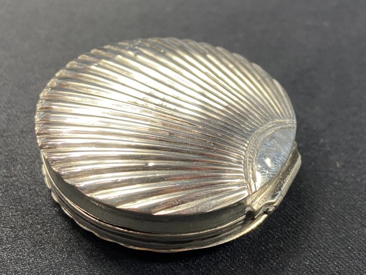 Solid silver pill box Netherlands 19th century with shell decoration