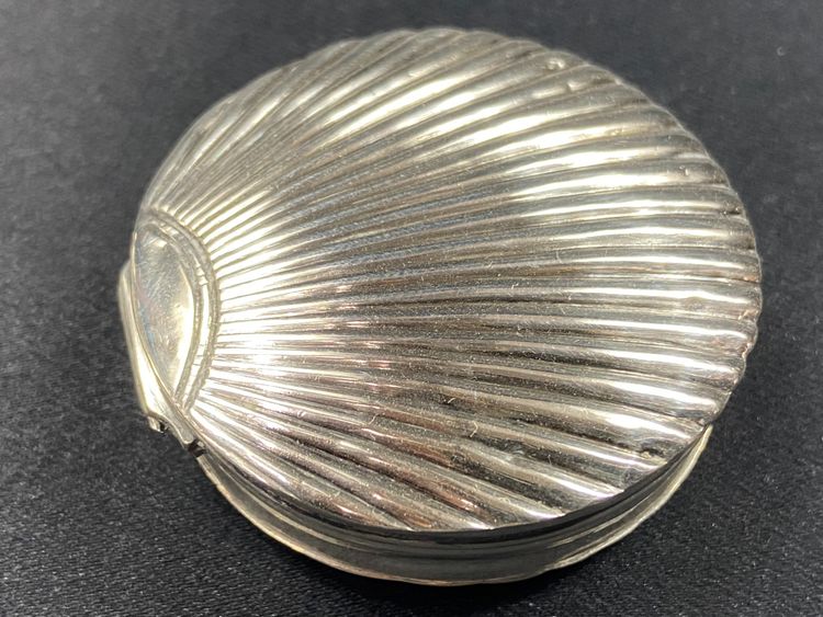 Solid silver pill box Netherlands 19th century with shell decoration