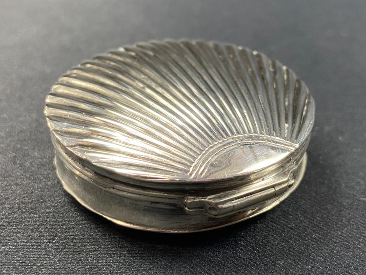 Solid silver pill box Netherlands 19th century with shell decoration