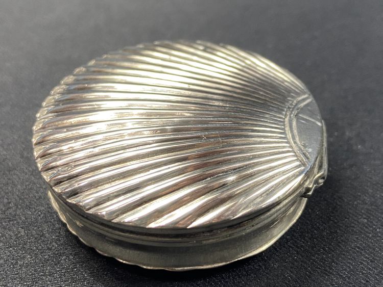 Solid silver pill box Netherlands 19th century with shell decoration