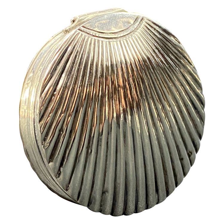 Solid silver pill box Netherlands 19th century with shell decoration