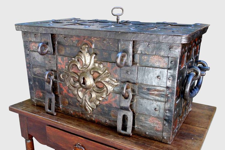 Polychrome Nuremberg chest with bar