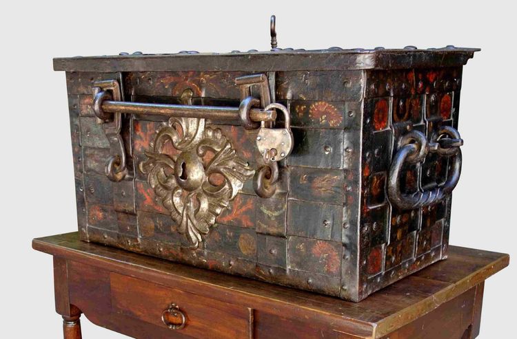 Polychrome Nuremberg chest with bar