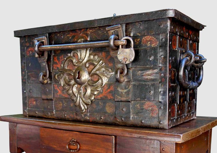 Polychrome Nuremberg chest with bar