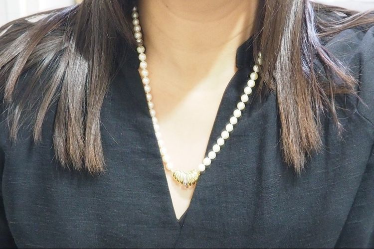 Necklace in yellow gold and cultured pearls