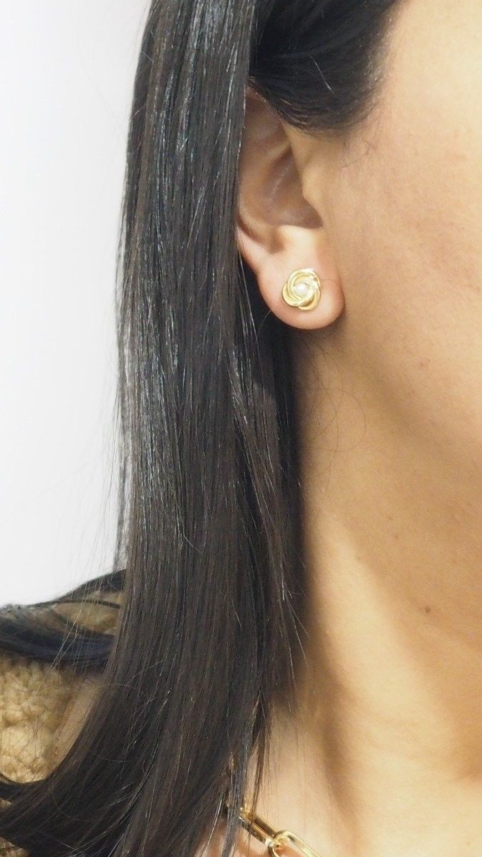 Pair of earrings in yellow gold and cultured pearl