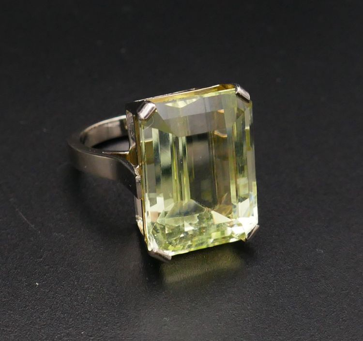 Ring set with an emerald-cut beryl (23.26 carats) in 18-carat white gold.