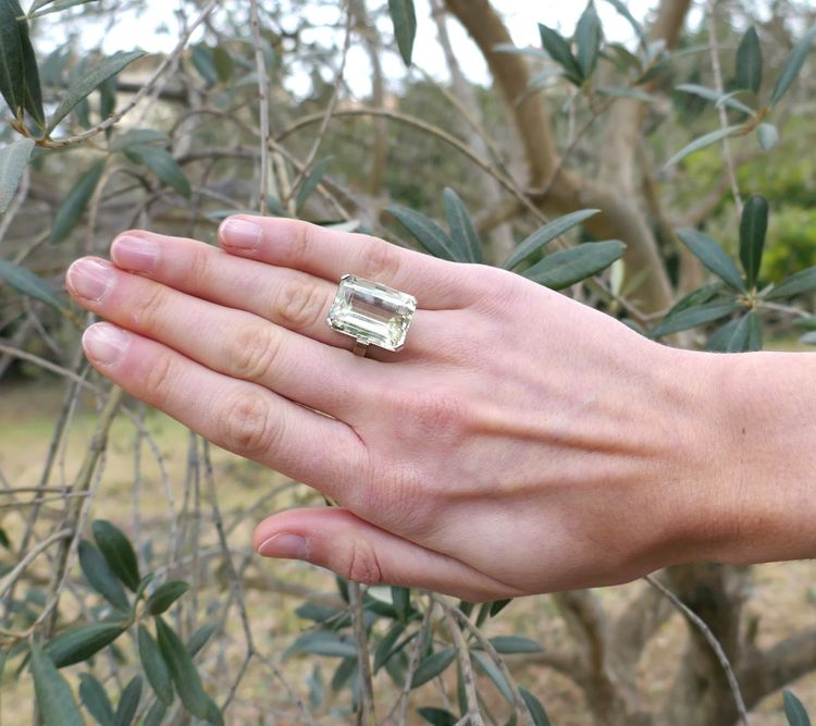 Ring set with an emerald-cut beryl (23.26 carats) in 18-carat white gold.