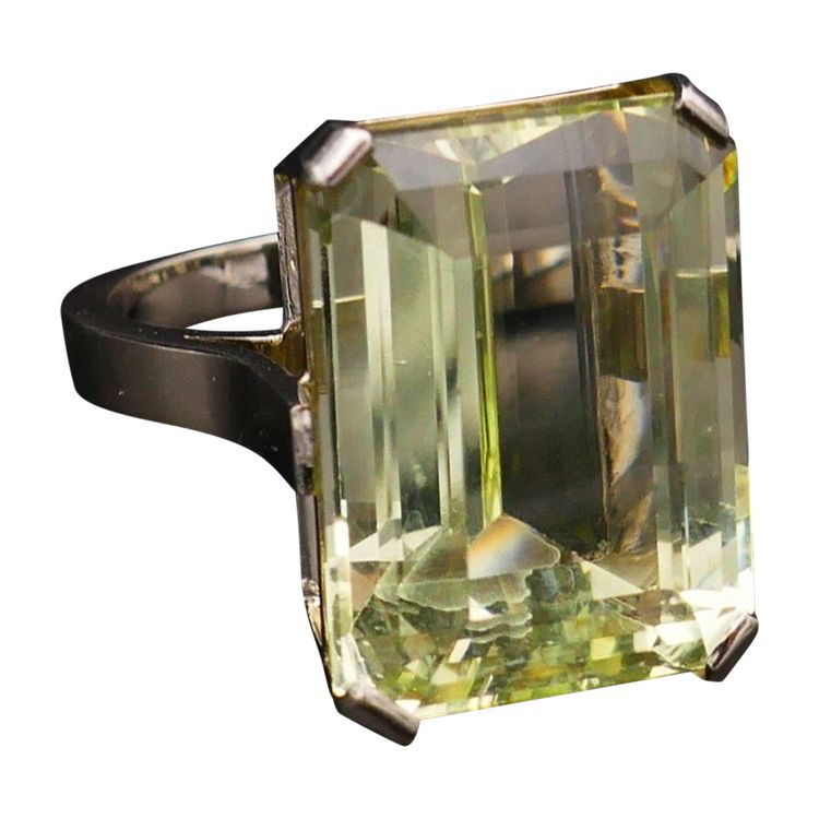 Ring set with an emerald-cut beryl (23.26 carats) in 18-carat white gold.