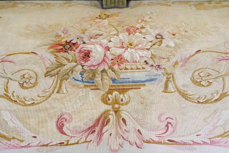 Grande divano Aubusson in legno intagliato, laccato e dorato, fine XIX secolo