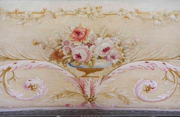 Grande divano Aubusson in legno intagliato, laccato e dorato, fine XIX secolo