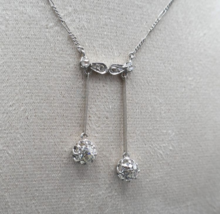 Négligé necklace with 1-carat old-cut diamonds and 18-carat white gold rose-cut diamonds.