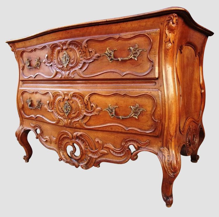 Nîmes walnut chest of drawers, Provence, 18th century