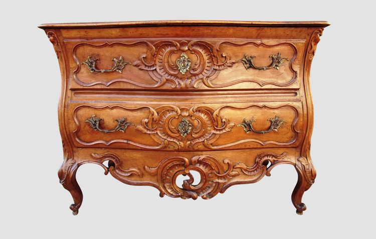 Nîmes walnut chest of drawers, Provence, 18th century