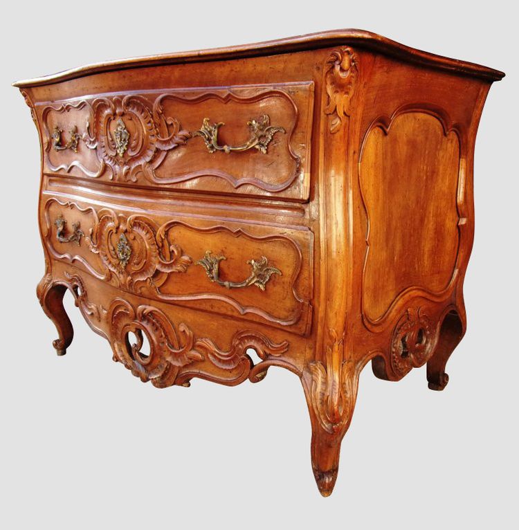 Nîmes walnut chest of drawers, Provence, 18th century