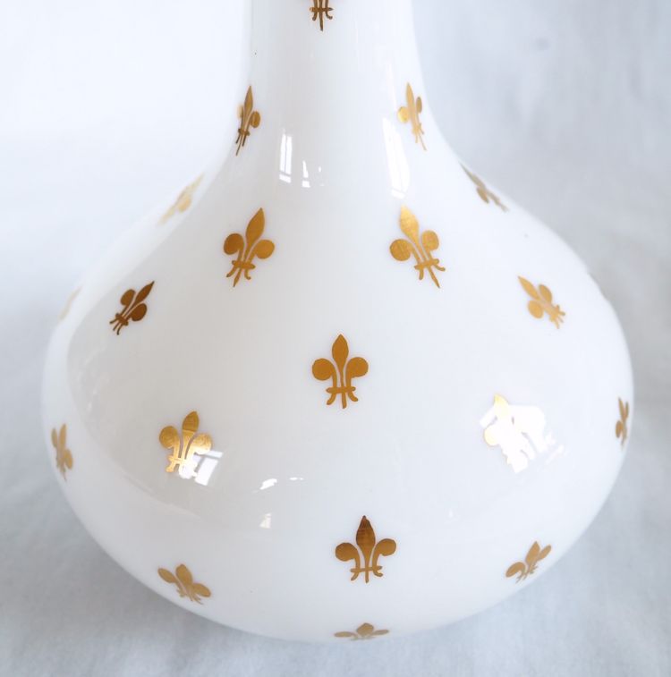 Cristal de Baccarat: wine carafe with royalist-legitimist decoration in opaline with gilded fleurs-de-lis