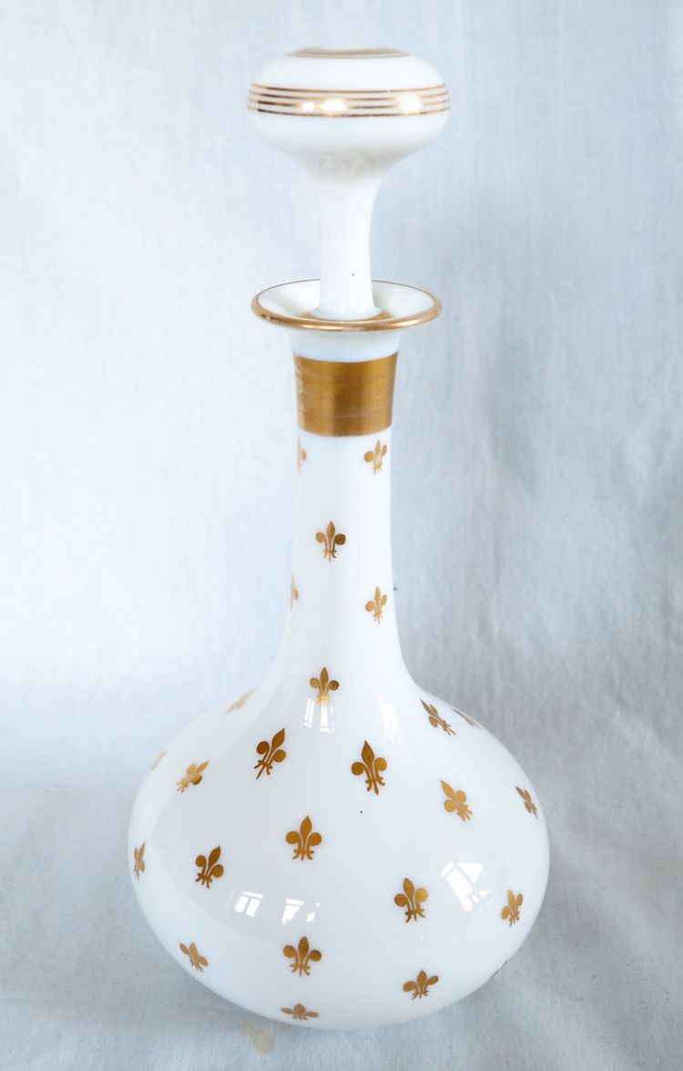 Cristal de Baccarat: wine carafe with royalist-legitimist decoration in opaline with gilded fleurs-de-lis