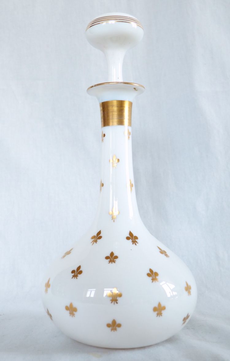 Cristal de Baccarat: wine carafe with royalist-legitimist decoration in opaline with gilded fleurs-de-lis