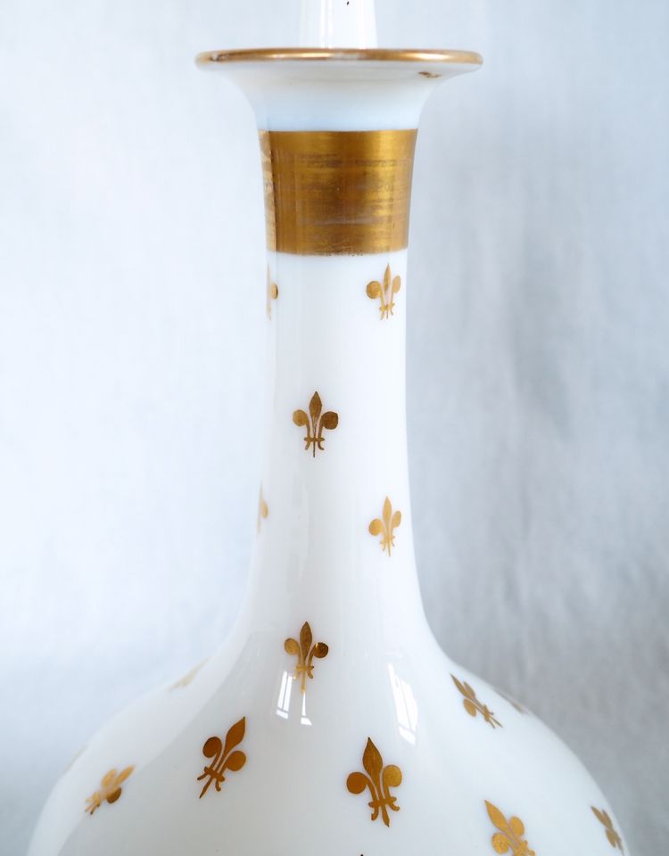 Cristal de Baccarat: wine carafe with royalist-legitimist decoration in opaline with gilded fleurs-de-lis