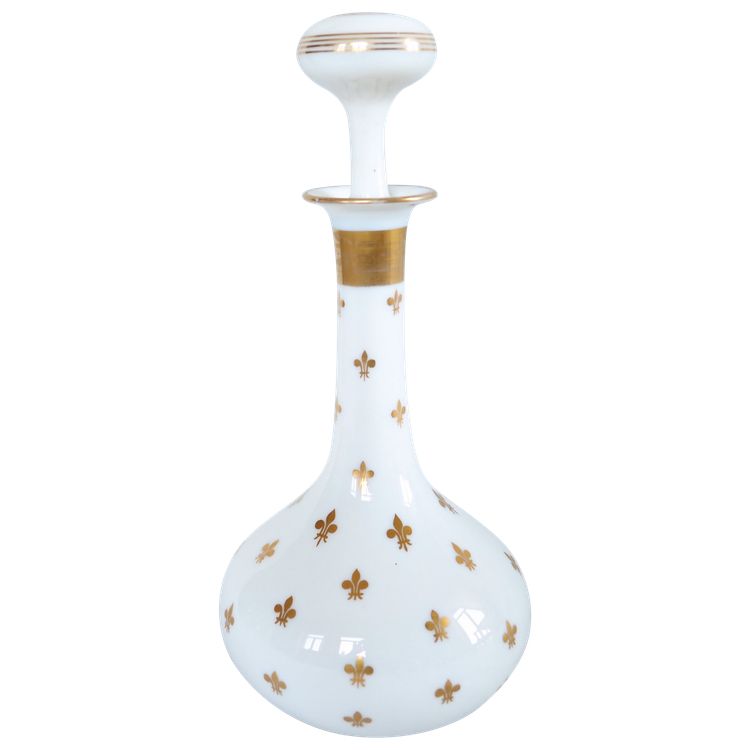 Cristal de Baccarat: wine carafe with royalist-legitimist decoration in opaline with gilded fleurs-de-lis