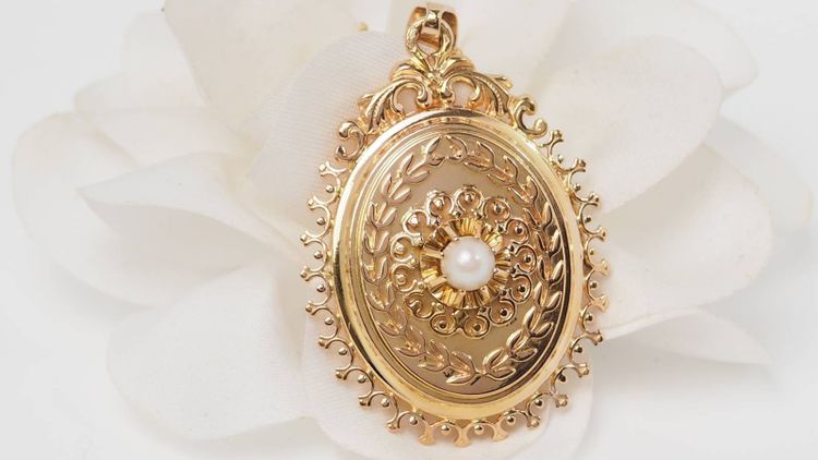 Yellow gold and cultured pearl cassolette pendant