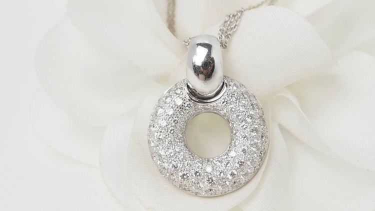 Necklace in white gold and diamonds